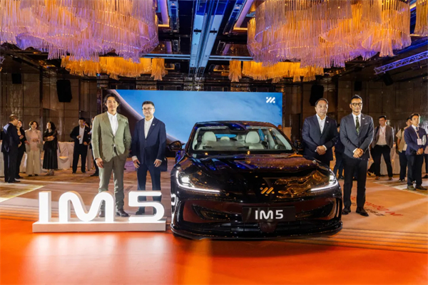 智己汽车重磅登陆香港市。6系双车同步上市