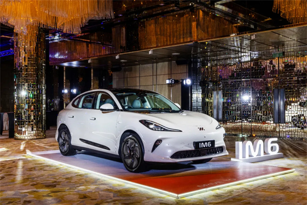 智己汽车重磅登陆香港市。6系双车同步上市